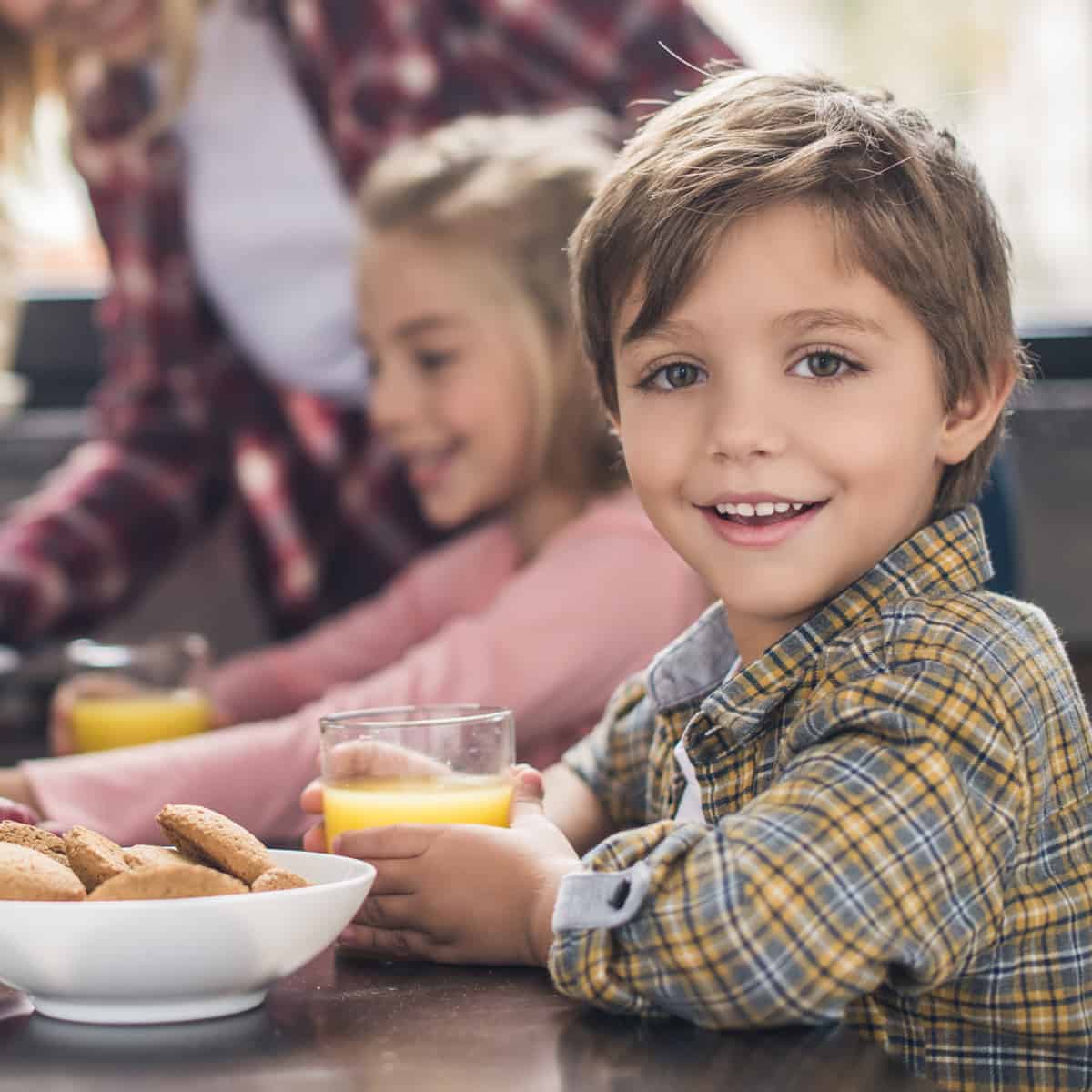 8 Ways to Help Your Child Sit Still to Eat!