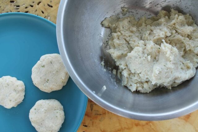 An easy baby and kid friendly fish recipe your child will eat, fish cakes for kids. Quick and yummy with a tasty dip.
