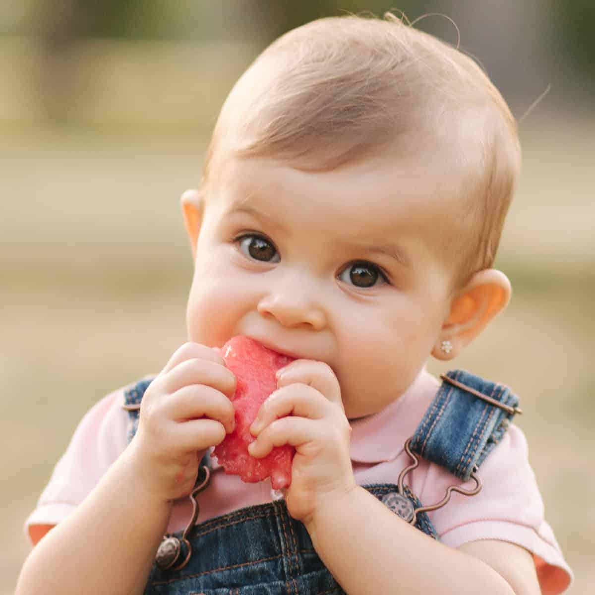 Parents are often wondering, “When can babies eat cheerios?” Or, puffs, toast, cheese, watermelon, and banana. Learn when so you can feed your baby safely! 