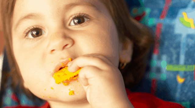 Wish your kid ate less snacks and more at meals? Learn how to help them with these 8 steps that will have your kid hopping into their chair and staying out of the crackers in no time!