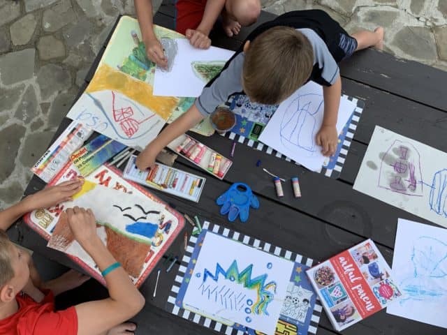Did you know that art has A LOT of developmental benefits for kids? Learn what they are and how to make art easy and doable in your home!