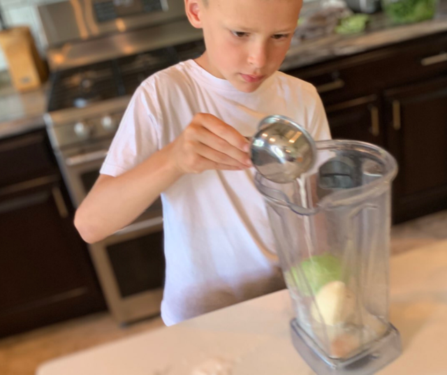 ¿Estás preocupado por el peso de tu hijo? Prueba esta receta de batido fácil y saludable para subir de peso con muchas calorías que está diseñada específicamente en niños. Sin ingredientes falsos, y con consejos para que los más quisquillosos lo engullan!'s weight? Try this easy and healthy high calorie weight gain smoothie recipe that's specifically designed in kids. No fake ingredients, and tips to get picky eaters gobbling it up!