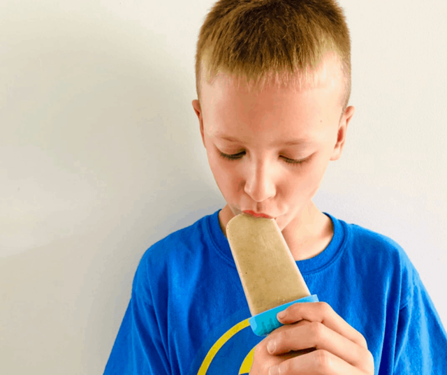 Préoccupé par le poids de votre enfant ? Essayez cette recette de smoothie facile et saine à haute teneur en calories pour la prise de poids, spécialement conçue pour les enfants. Pas d'ingrédients factices, et des astuces pour que les mangeurs difficiles l'engloutissent !'s weight? Try this easy and healthy high calorie weight gain smoothie recipe that's specifically designed in kids. No fake ingredients, and tips to get picky eaters gobbling it up!