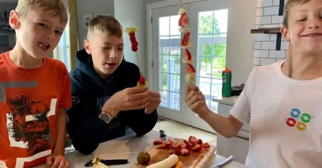 Try this delicious and easy healthy dessert for kids... chocolate dipped fruit pops. Two different ways to make them and only 2 main ingredients, you probably have what you need to make them right now!