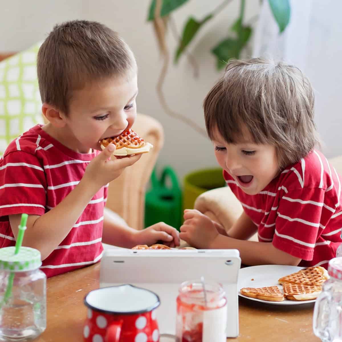 3 Tricks to Get Kids to Eat WITHOUT Their Tablet or TV