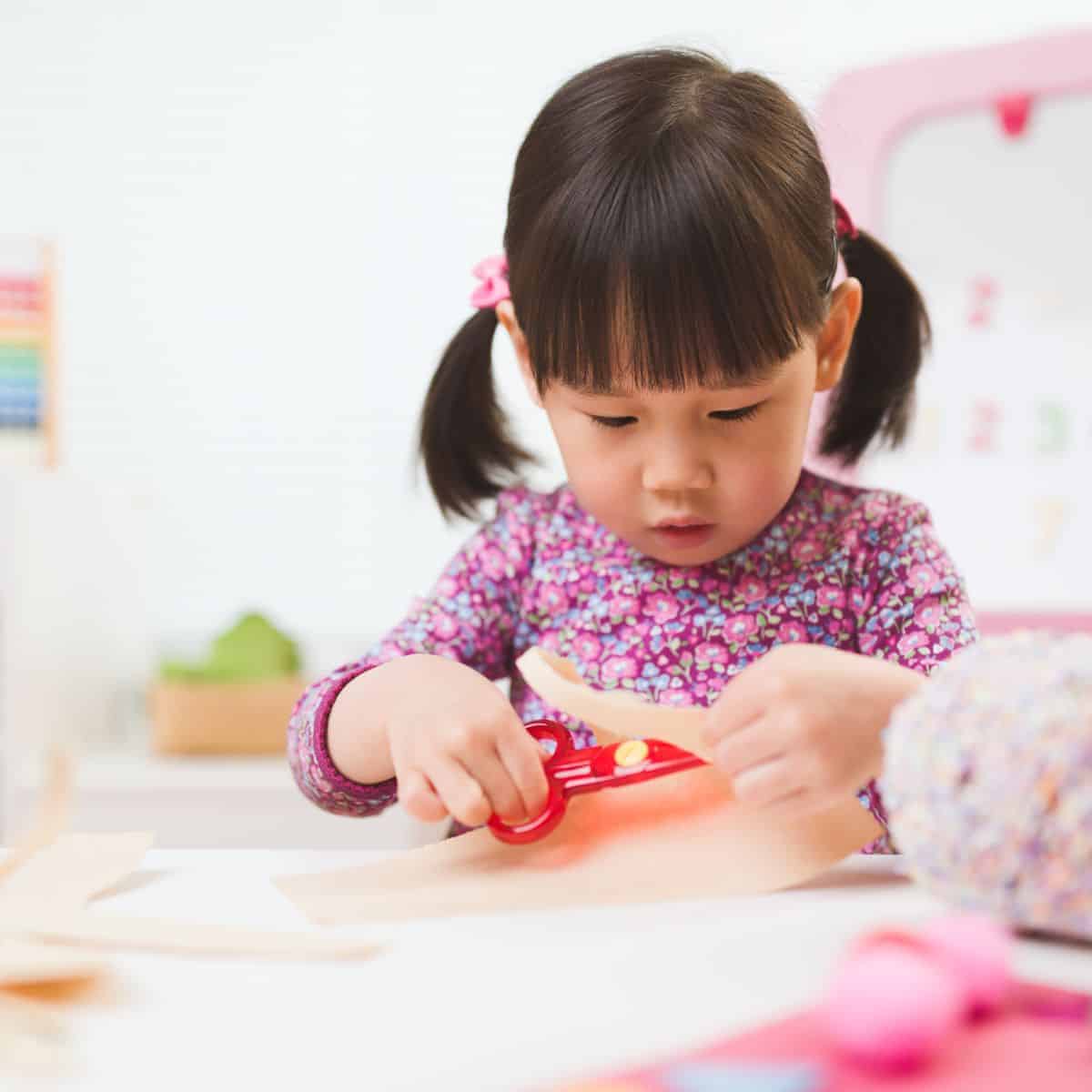 Occupational therapists can help preschoolers with 7 different areas of development. Find out the 20 signs that your child might need OT in the preschool years...