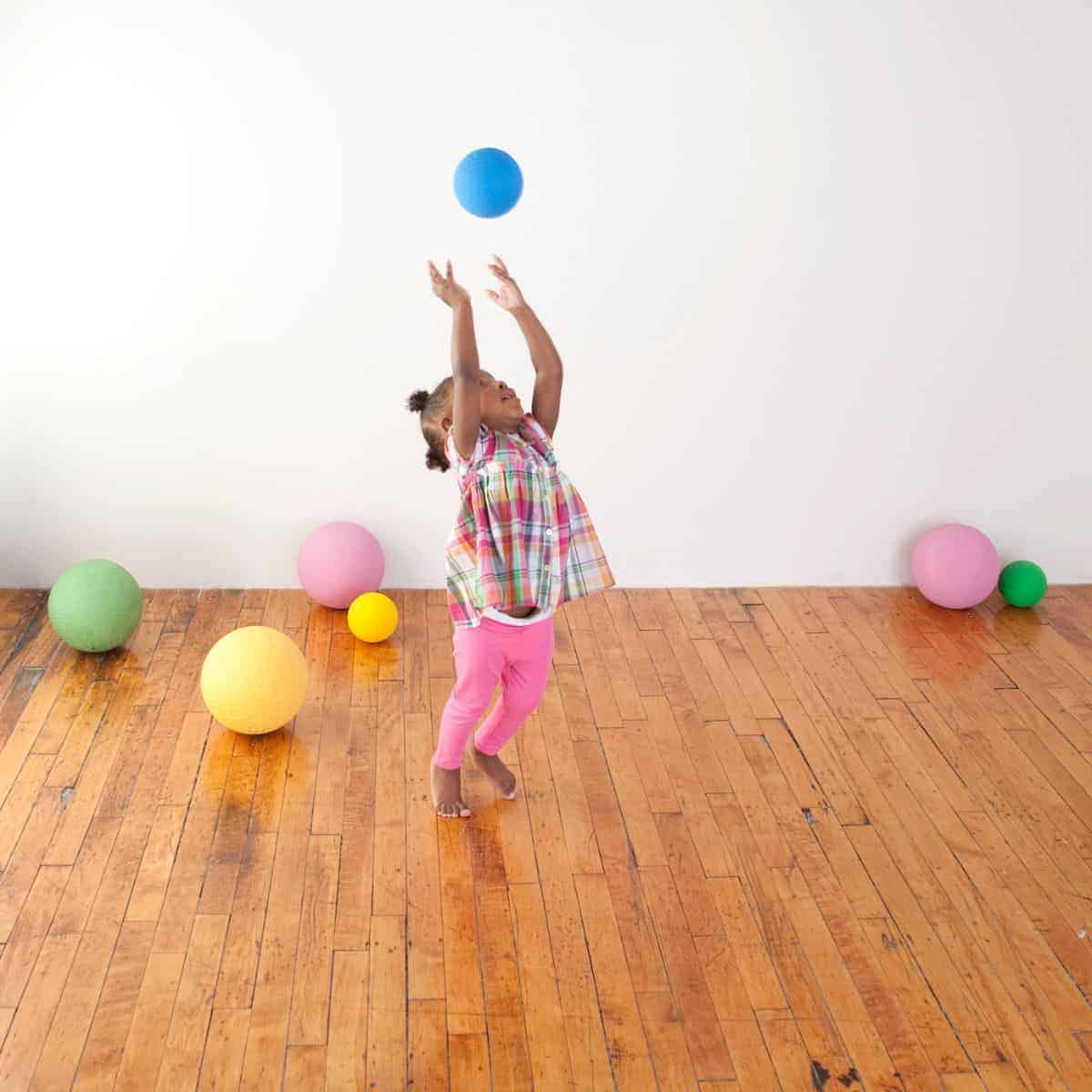 Your kids will love these gross motor skill activities, for toddlers, preschoolers, kindergarten or school aged. Plus, benefits of gross motor activities. Tons of ideas to try for large motor!